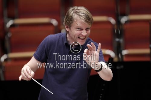 Niederländische Dirigent Bas Wiegers leitet das Staatliches Symphonieorchester Estland in der Philharmonie Köln (&copy; Thomas Brill)