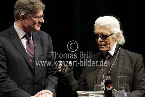 Karl Lagerfeld und Roger Willemsen reden bei der lit.COLOGNE 2012 über Bücher im Opernhaus der Stadt Köln (© Thomas Brill)