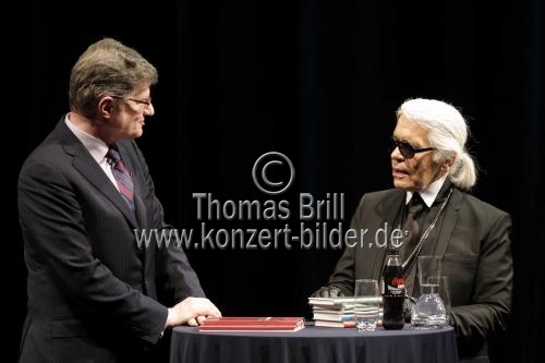 Karl Lagerfeld und Roger Willemsen reden bei der lit.COLOGNE 2012 über Bücher im Opernhaus der Stadt Köln (© Thomas Brill)