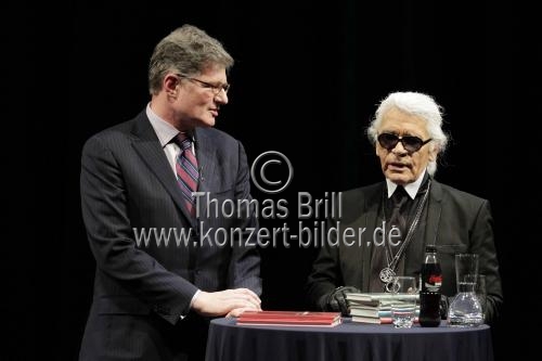 Karl Lagerfeld und Roger Willemsen reden bei der lit.COLOGNE 2012 über Bücher im Opernhaus der Stadt Köln (© Thomas Brill)