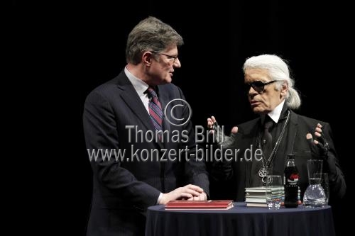 Karl Lagerfeld und Roger Willemsen reden bei der lit.COLOGNE 2012 über Bücher im Opernhaus der Stadt Köln (© Thomas Brill)