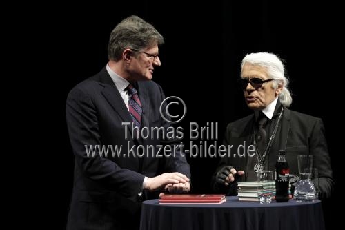 Karl Lagerfeld und Roger Willemsen reden bei der lit.COLOGNE 2012 über Bücher im Opernhaus der Stadt Köln (© Thomas Brill)