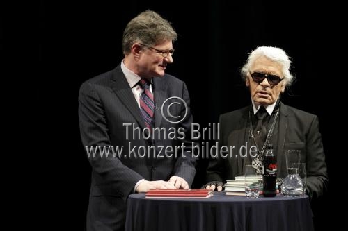 Karl Lagerfeld und Roger Willemsen reden bei der lit.COLOGNE 2012 über Bücher im Opernhaus der Stadt Köln (© Thomas Brill)