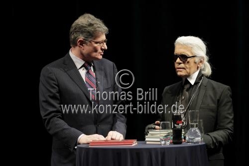 Karl Lagerfeld und Roger Willemsen reden bei der lit.COLOGNE 2012 über Bücher im Opernhaus der Stadt Köln (© Thomas Brill)