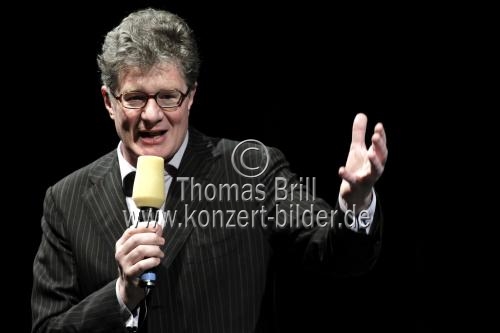Deutscher Publizist Roger Willemsen moderiert einen atemberaubenden Abend bei der lit.COLOGNE 2012 im Opernhaus der Stadt Köln (© Thomas Brill)