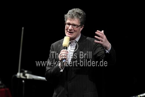 Deutscher Publizist Roger Willemsen moderiert einen atemberaubenden Abend bei der lit.COLOGNE 2012 im Opernhaus der Stadt Köln (© Thomas Brill)