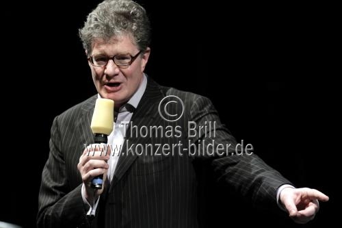 Deutscher Publizist Roger Willemsen moderiert einen atemberaubenden Abend bei der lit.COLOGNE 2012 im Opernhaus der Stadt Köln (&copy; Thomas Brill)