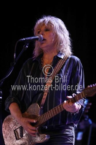 Amerikanische Roots-Rock- und Country-Musikerin Lucinda Williams gastiert ihrer 