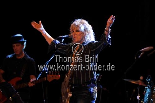 Amerikanische Roots-Rock- und Country-Musikerin Lucinda Williams gastiert ihrer 