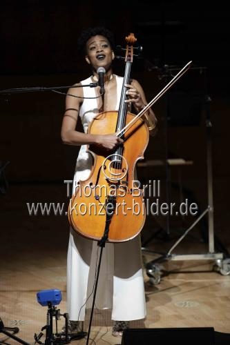 Britische Cellistin Ayanna Witter-Johnson gastiert in Begleitung des Gürzenich-Orchester Köln in der Kölner Philharmonie (&copy; Thomas Brill)