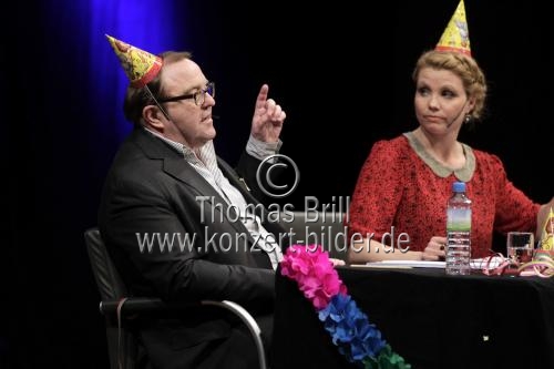 Deutsche Schauspieler Gustav Peter Wöhler und die deutsche Schauspielerin Annette Frier fürchten sich 