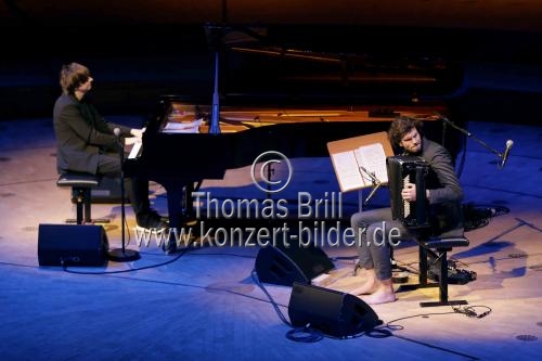 Der deutsche Jazzpianist Michael Wollny und der französische Jazzakkordeon-Musiker Vincent Peirani gastieren in der Philharmonie Köln (© Thomas Brill)