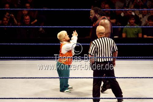Kampf Jeff Hardy gegen Matt Hardy beim WrestleMania Revenge-Event in der Lanxess-Arena Köln (&copy; Thomas Brill)