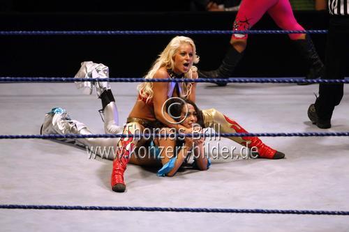 Kampf The Bellas und Gail Kim gegen Maryse, Katie Lea und Natalya beim WrestleMania Revenge-Event in der Lanxess-Arena Köln (© Thomas Brill)