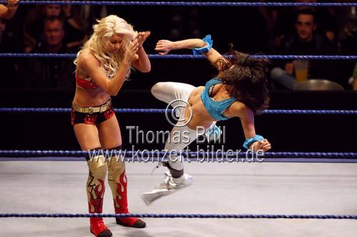 Kampf The Bellas und Gail Kim gegen Maryse, Katie Lea und Natalya beim WrestleMania Revenge-Event in der Lanxess-Arena Köln (© Thomas Brill)