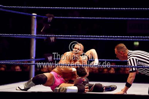 Kampf Tripple H von The Undertaker und Randy Orton von The Legend Killer beim WrestleMania Revenge-Event in der Lanxess-Arena Köln (&copy; Thomas Brill)