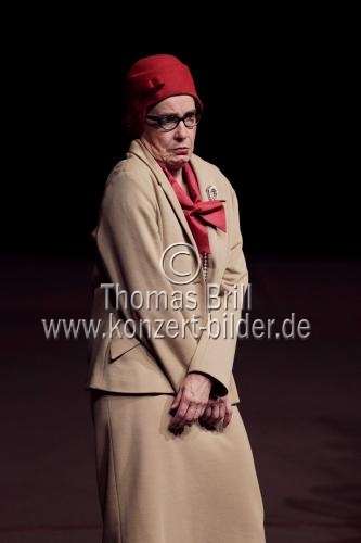 Deutsche Kabarettistin Jutta Wübbe gastiert in der Rolle der Marlene Jaschke mit ihrem Programm 