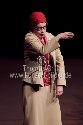 Deutsche Kabarettistin Jutta Wübbe gastiert in der Rolle der Marlene Jaschke mit ihrem Programm 