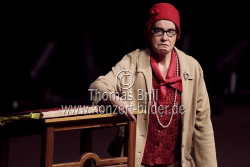 Deutsche Kabarettistin Jutta Wübbe gastiert in der Rolle der Marlene Jaschke mit ihrem Programm 