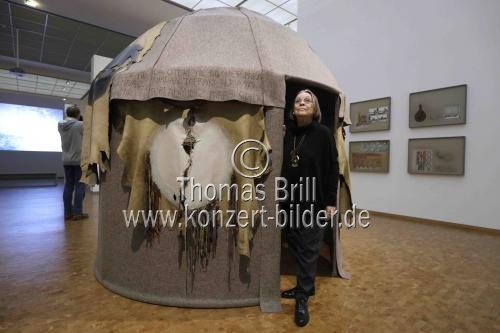 Türkische zeitgenössische feministische Künstlerin Nil Yalter gastiert mit ihrer Ausstellung 