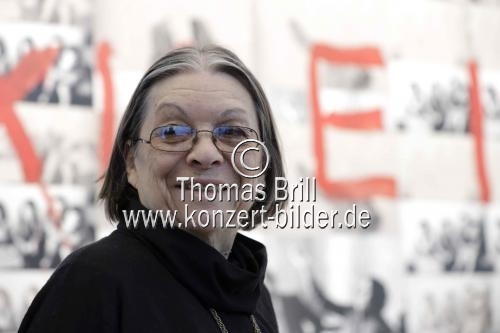 Türkische zeitgenössische feministische Künstlerin Nil Yalter gastiert mit ihrer Ausstellung 