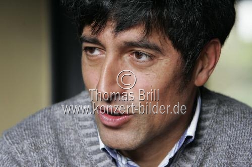 (Diplom-Physiker und Moderator Ranga Yogeshwar im Interview über die Sendung Quarks & Co in seinem Haus bei Hennef (© Thomas Brill)