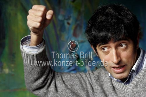 (Diplom-Physiker und Moderator Ranga Yogeshwar im Interview über die Sendung Quarks & Co in seinem Haus bei Hennef (© Thomas Brill)