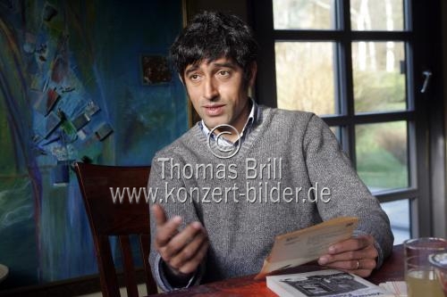 (Diplom-Physiker und Moderator Ranga Yogeshwar im Interview über die Sendung Quarks & Co in seinem Haus bei Hennef (&copy; Thomas Brill)