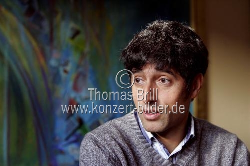 (Diplom-Physiker und Moderator Ranga Yogeshwar im Interview über die Sendung Quarks & Co in seinem Haus bei Hennef (&copy; Thomas Brill)