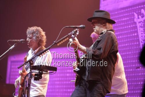 Kanadischer Rockmusiker Neil Young gastiert mit seiner Band Crazy Horse auf seiner 