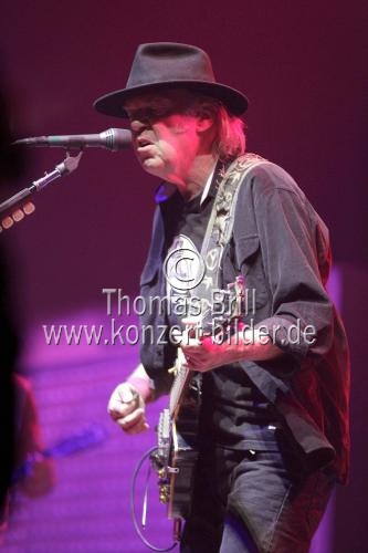 Kanadischer Rockmusiker Neil Young gastiert mit seiner Band Crazy Horse auf seiner 