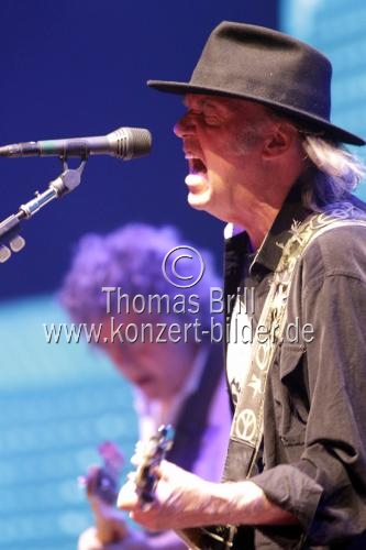 Kanadischer Rockmusiker Neil Young gastiert mit seiner Band Crazy Horse auf seiner 