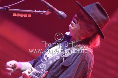 Kanadischer Rockmusiker Neil Young gastiert mit seiner Band Crazy Horse auf seiner 