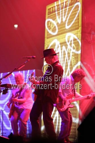 Kanadischer Rockmusiker Neil Young gastiert mit seiner Band Crazy Horse auf seiner 