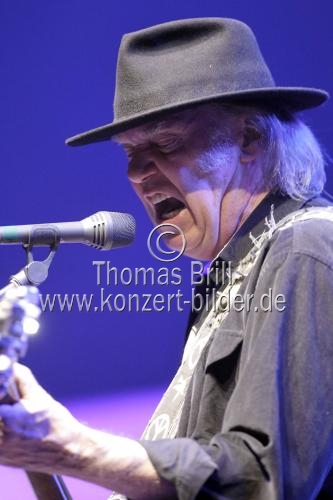 Kanadischer Rockmusiker Neil Young gastiert mit seiner Band Crazy Horse auf seiner 