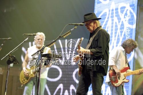 Kanadischer Rockmusiker Neil Young gastiert mit seiner Band Crazy Horse auf seiner 