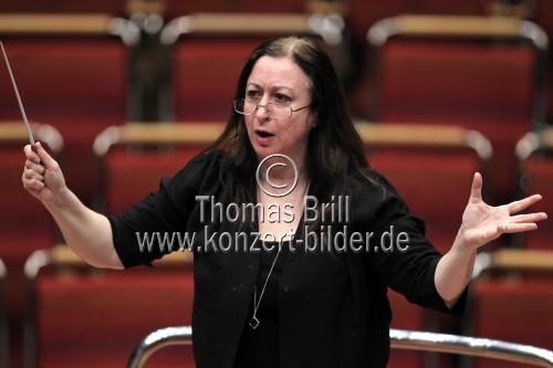 Australische Dirigentin Simone Youn leitet das Gürzenich Orchester Köln in der Philharmonie Köln (&copy; Thomas Brill)