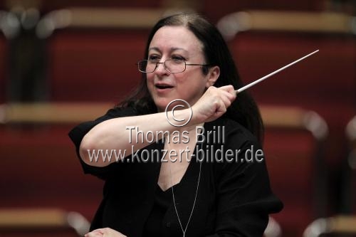 Australische Dirigentin Simone Youn leitet das Gürzenich Orchester Köln in der Philharmonie Köln (&copy; Thomas Brill)