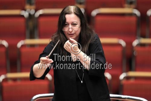 Australische Dirigentin Simone Youn leitet das Gürzenich Orchester Köln in der Philharmonie Köln (&copy; Thomas Brill)