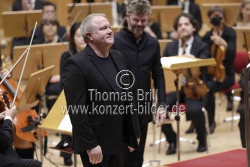 Spanische Dirigent Pablo Heras-Casado leitet das das Gürzenich-Orchester Köln in Begleitung des SWR Vokalensemble bei der Aufführung des Passionskonzert in der Kölner Philharmonie (© Thomas Brill) Spanische Dirigent Pablo Heras-Casado leitet das das Gürzenich-Orchester Köln in Begleitung des SWR Vokalensemble bei der Aufführung des Passionskonzert in der Kölner Philharmonie (© Thomas Brill)