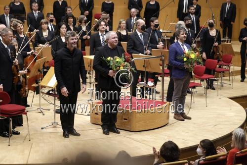 Spanische Dirigent Pablo Heras-Casado leitet das das Gürzenich-Orchester Köln in Begleitung des SWR Vokalensemble bei der Aufführung des Passionskonzert in der Kölner Philharmonie (© Thomas Brill) Spanische Dirigent Pablo Heras-Casado leitet das das Gürzenich-Orchester Köln in Begleitung des SWR Vokalensemble bei der Aufführung des Passionskonzert in der Kölner Philharmonie (© Thomas Brill)