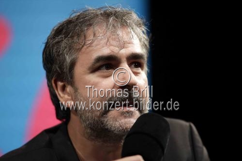 Deutsch-türkische Journalist Deniz Yücel und der Fernsehmoderator Louis Klamroth diskutieren über Freiheit und Freundschaft, Demokratie und Nichtsodemokratie im Rahmen der lit.COLOGNE SPEZIAL im Klaus-von-Bismarck-Saal Köln (&copy; Thomas Brill)