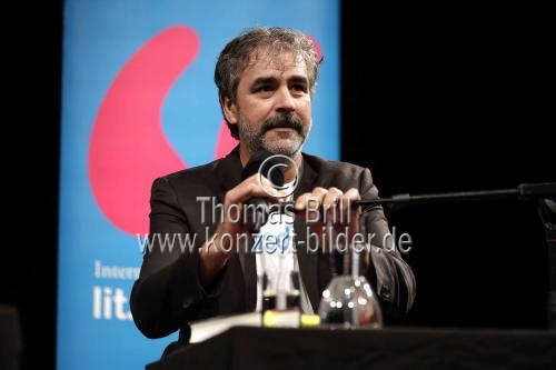 Deutsch-türkische Journalist Deniz Yücel und der Fernsehmoderator Louis Klamroth diskutieren über Freiheit und Freundschaft, Demokratie und Nichtsodemokratie im Rahmen der lit.COLOGNE SPEZIAL im Klaus-von-Bismarck-Saal Köln (&copy; Thomas Brill)