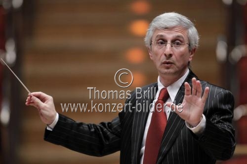 Tadschikische Dirigent Benjamin Yusupov leitet das Slovenian Philharmonic Orchestra in der Philharmonie Köln (&copy; Thomas Brill)