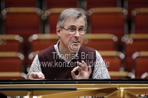 Deutscher Pianist und Dirigent Christian Zacharias leitet das Orchestre de Chambre de Lausanne in der Philharmonie Köln (© Thomas Brill)