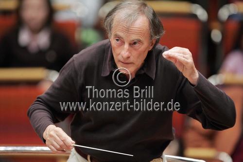 Deutsche Dirigent Lothar Zagrosek leitet das WDR Sinfonieorchester Köln in der Kölner Philharmonie (&copy; Thomas Brill)