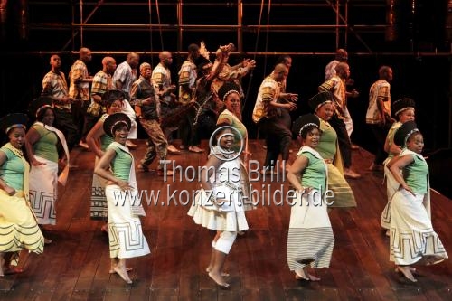Südafrikanisches Gesangsensemble Isango Ensemble eröffnet mit Die Zauberflöte von Wolfgang Amadeus Mozart am 15. bis 20. Juli 2011 das 24. Kölner Sommerfestival in der Philharmonie Köln (&copy; )