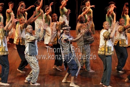 Südafrikanisches Gesangsensemble Isango Ensemble eröffnet mit Die Zauberflöte von Wolfgang Amadeus Mozart am 15. bis 20. Juli 2011 das 24. Kölner Sommerfestival in der Philharmonie Köln (&copy; )