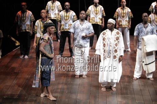 Südafrikanisches Gesangsensemble Isango Ensemble eröffnet mit Die Zauberflöte von Wolfgang Amadeus Mozart am 15. bis 20. Juli 2011 das 24. Kölner Sommerfestival in der Philharmonie Köln (&copy; )