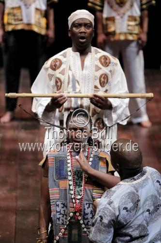 Südafrikanisches Gesangsensemble Isango Ensemble eröffnet mit Die Zauberflöte von Wolfgang Amadeus Mozart am 15. bis 20. Juli 2011 das 24. Kölner Sommerfestival in der Philharmonie Köln (© )